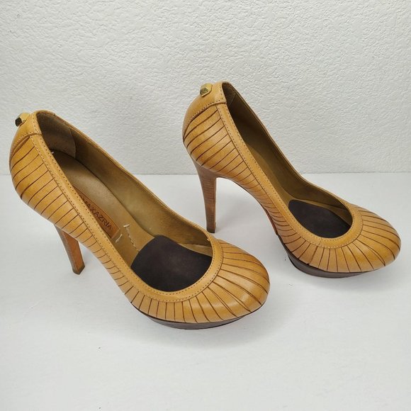 BCBG Maxazaria Tan Leather Heels EUC - Picture 5 of 16